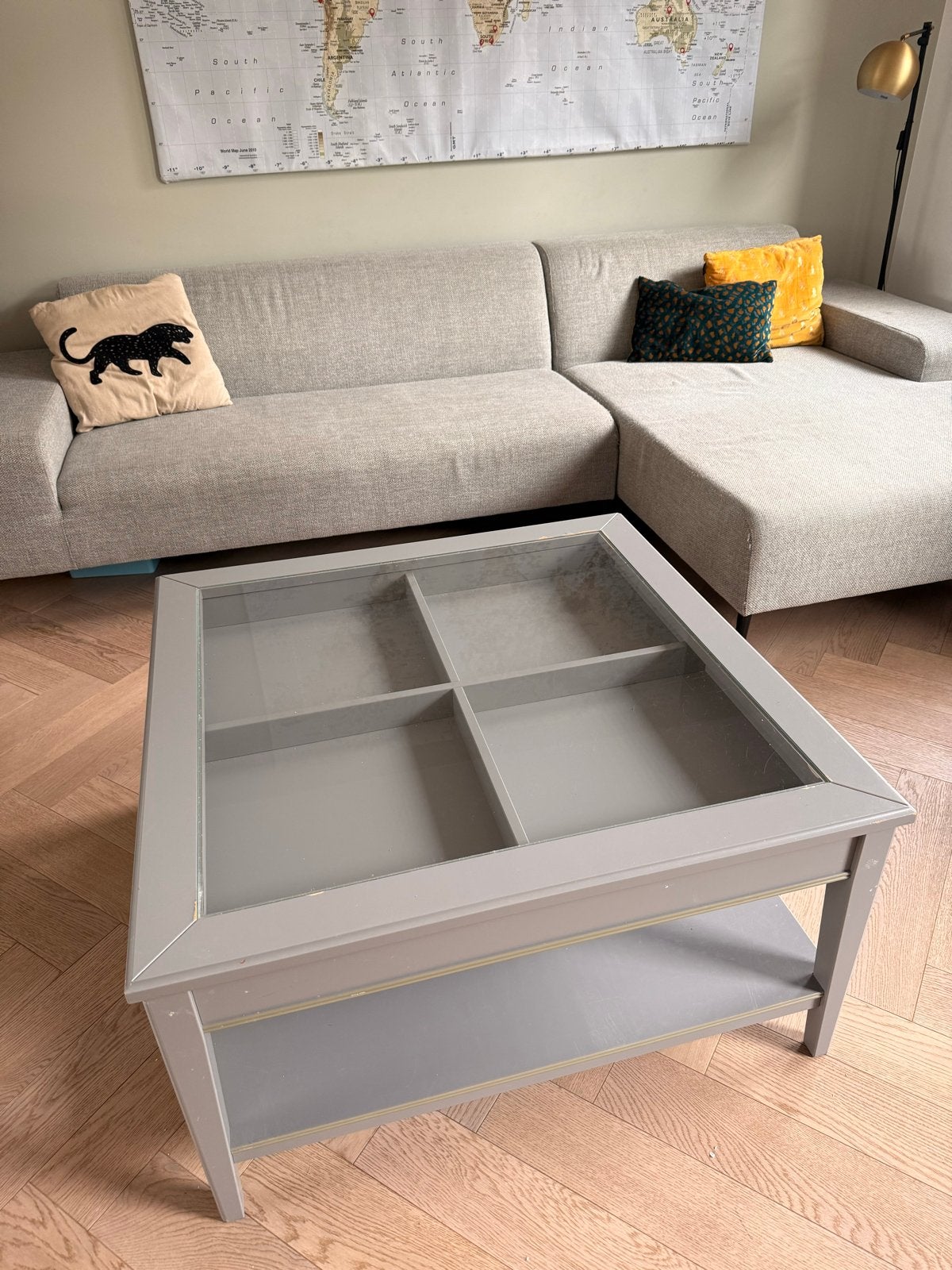 Grijze IKEA LIATORP salontafel met glazen blad en bergruimte, Ophalen, Gebruikt, 100 tot 150 cm, Vierkant