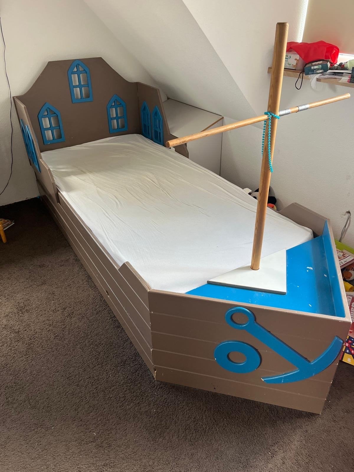 kinderbed in bootvorm met uitschuifbaar bed, Kinderen en Baby's, Ophalen, 85 tot 100 cm, Gebruikt, Lattenbodem