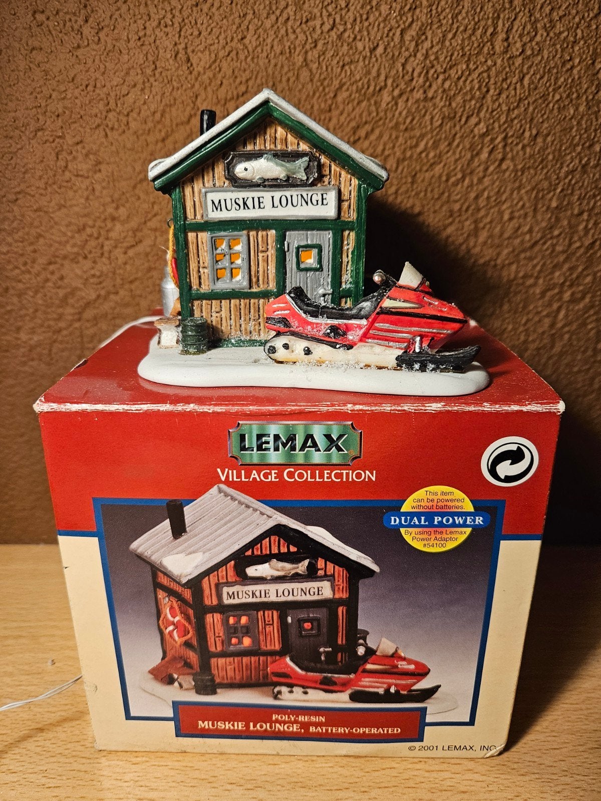 Lemax Muskie Lounge (#14666) village collection, Ophalen of Verzenden, Zo goed als nieuw