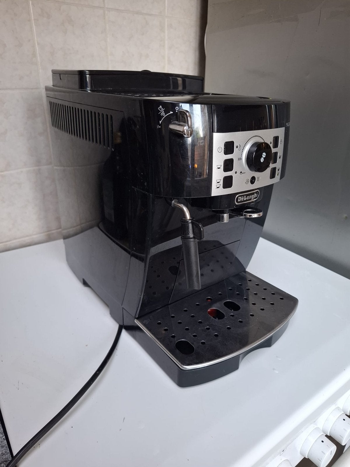 De'Longhi Magnifica S volautomatische espressomachine, Afneembaar waterreservoir, Gebruikt, Espresso apparaat, 2 tot 4 kopjes