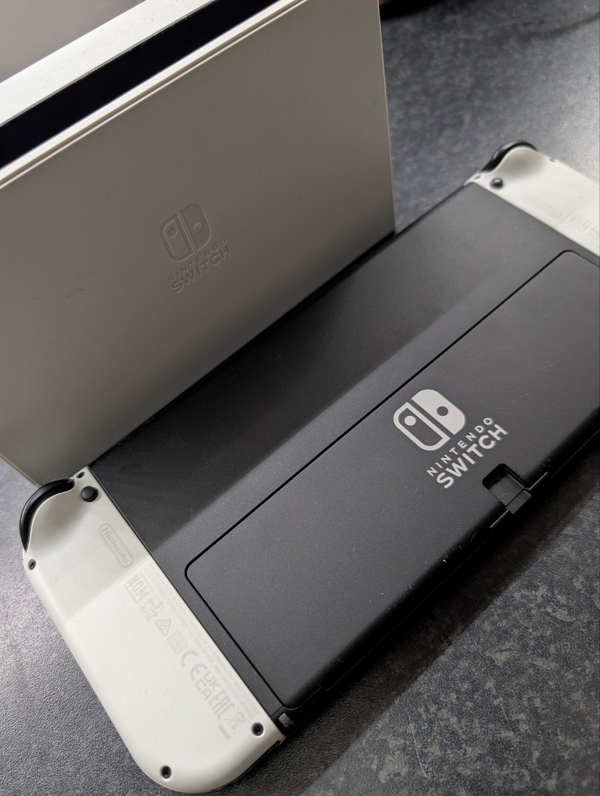 Foto 3 van Nintendo Switch OLED + 5 Fysieke Games (Mario Kart 8, Switch