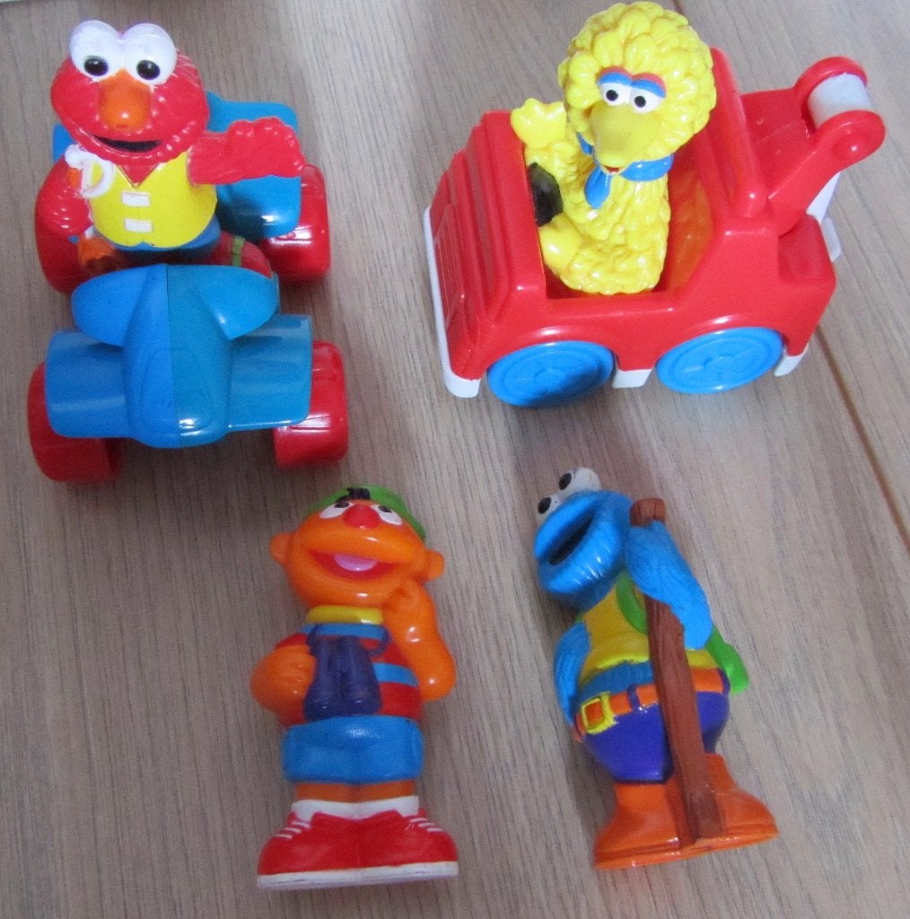 Sesamstraat poppetjes, Pino, Ernie, Elmo en 2 autootjes, Verzamelen, Ophalen of Verzenden, Gebruikt