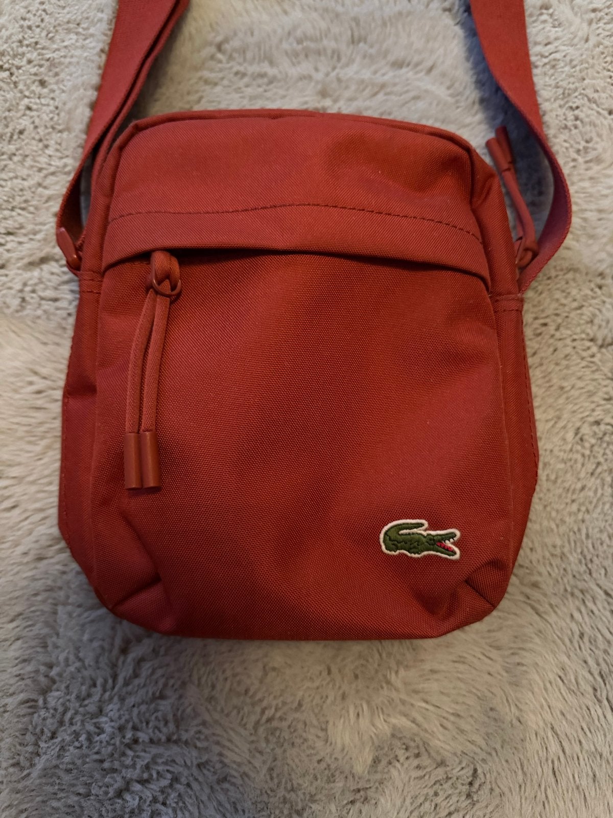 Lacoste schoudertas - Rood - Weinig gebruikt, Sieraden, Tassen en Uiterlijk, Tassen | Schoudertassen, Ophalen of Verzenden, Zo goed als nieuw