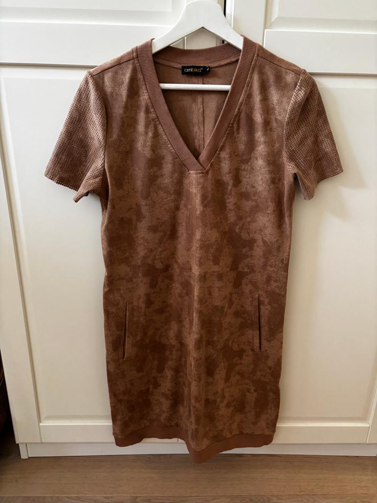 Ambika suede look jurk M, Kleding | Dames, Jurken, Maat 38/40 (M), Bruin, Ophalen of Verzenden, Zo goed als nieuw