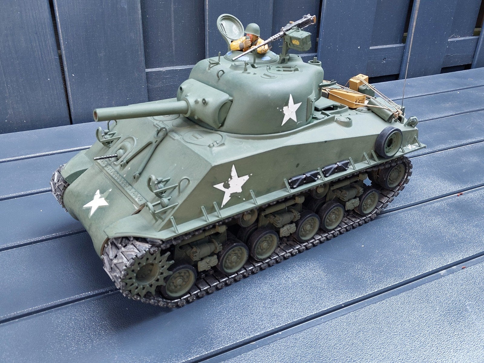 M4 Sherman 105mm Howitzer 1/16, Ophalen of Verzenden, Zo goed als nieuw, Overige schalen, Auto offroad