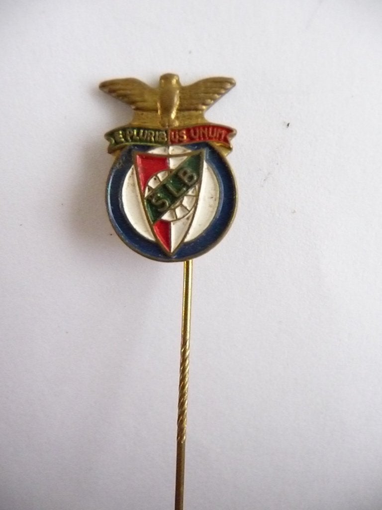 oud metalen speldje voetbalclub - SLB - BENFICA, Verzamelen, Speldjes, Pins en Buttons, Ophalen of Verzenden, Gebruikt, Sport