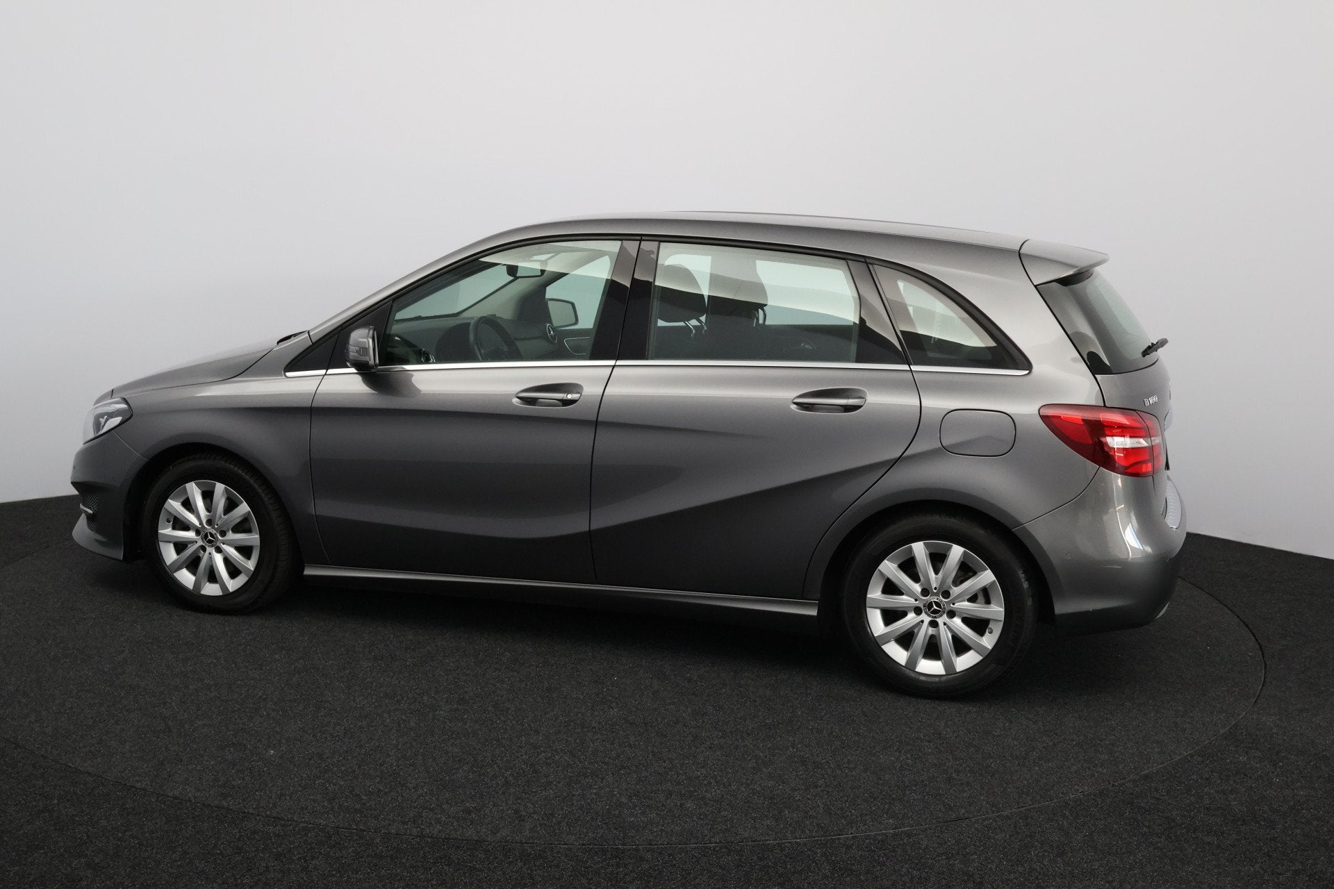 Mercedes-Benz B-Klasse 180 Ambition/ 16'' LMV/ LED Koplampen, Auto's, Gebruikt, 4 cilinders, 122 pk, Zilver of Grijs