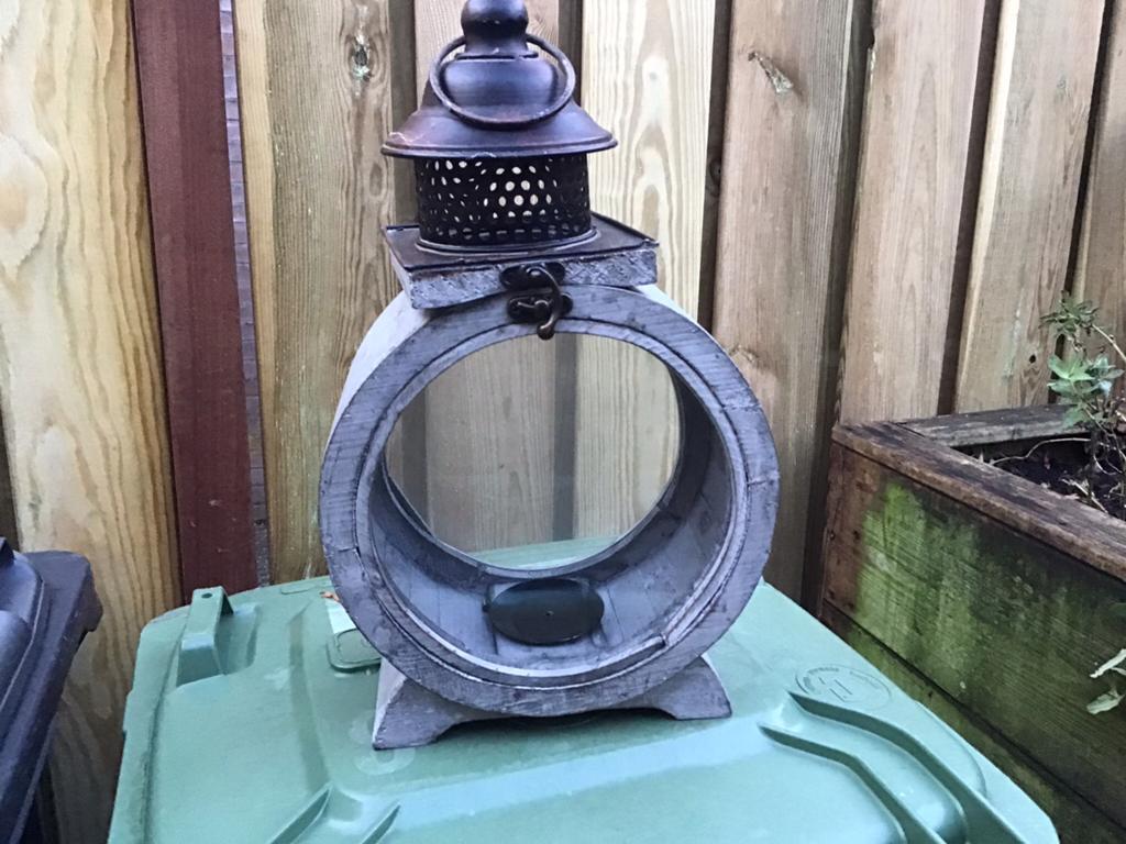 Twee leuke aparte windlichten/lantaarns, Ophalen of Verzenden, Zo goed als nieuw, Overige materialen, Minder dan 25 cm