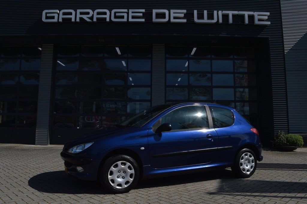 Peugeot 206 1.4-16V Gentry, Auto's, Voorwielaandrijving, 31 €/maand, 4 cilinders, Origineel Nederlands