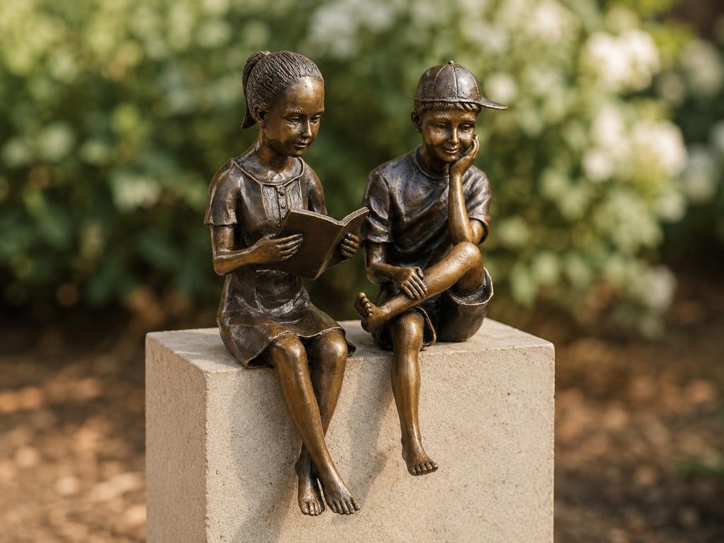 LEZEND MEISJE en JONGEN MET PET / Bronzen beeld / setprijs