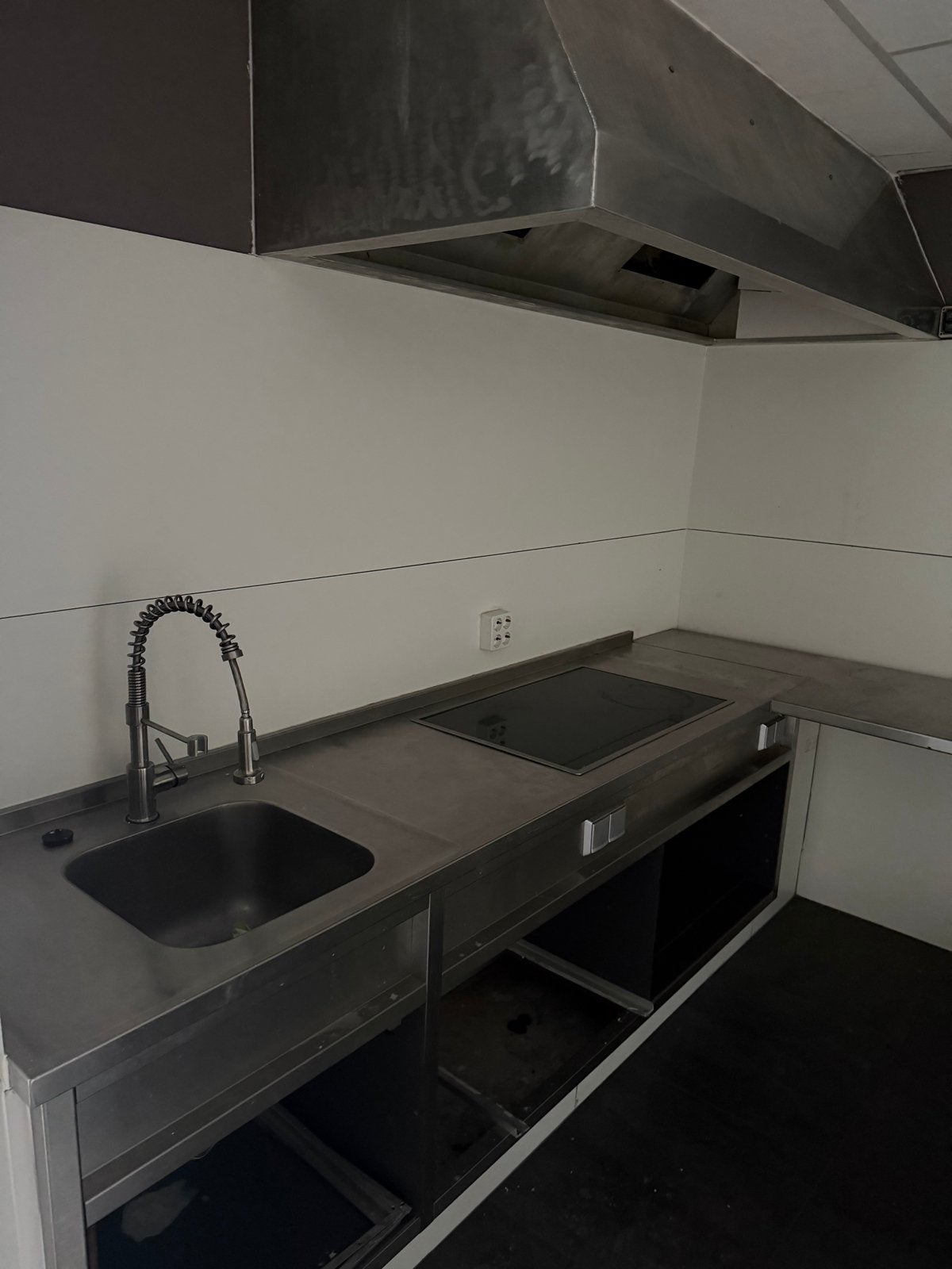Professionele RVS Keukenunit met Inductie en Afzuigkap, Ophalen of Verzenden, Gebruikt, Fornuis, Frituur en Grillen