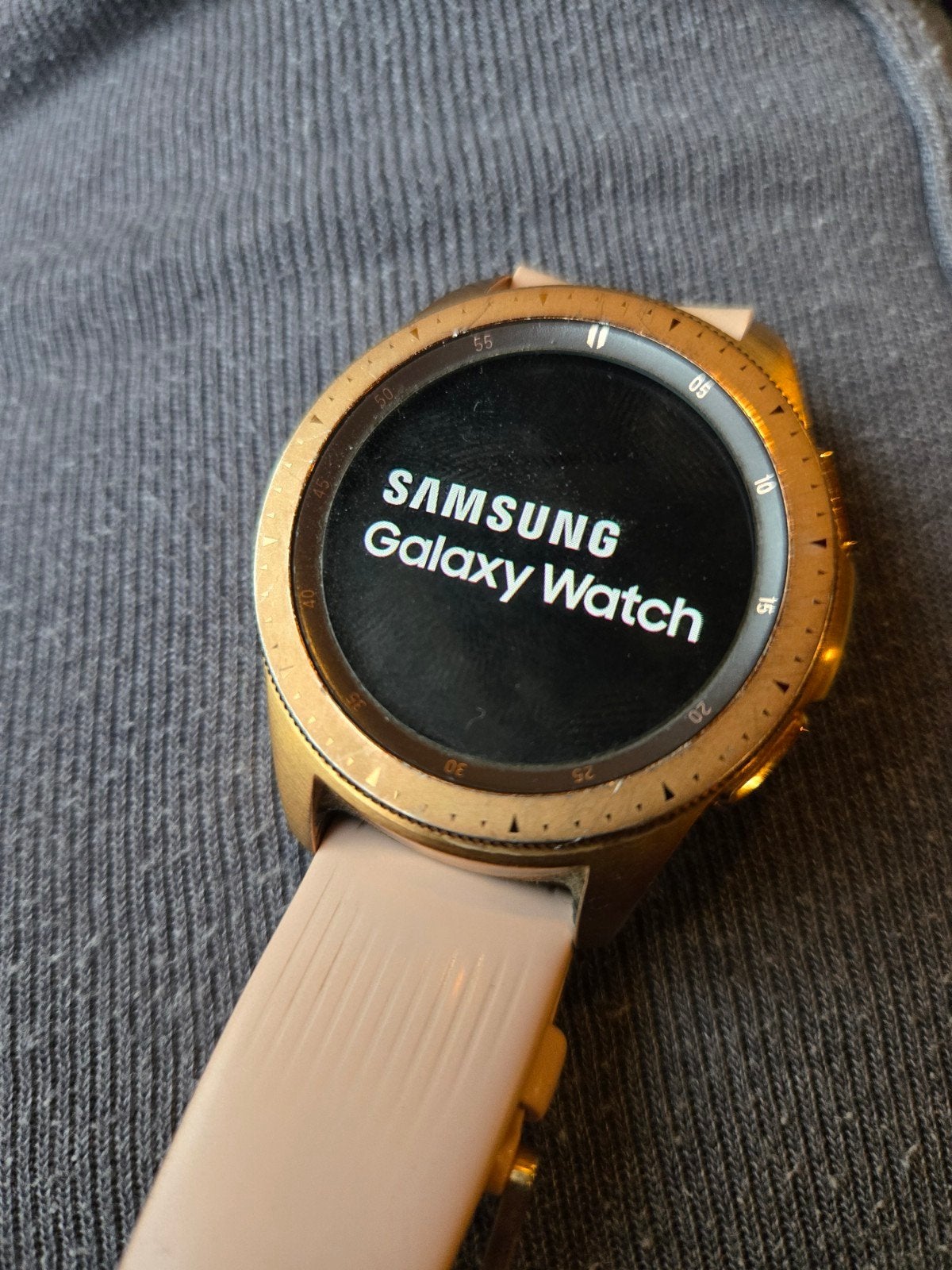 Samsung Galaxy Watch 42mm Roségoud (SM-R810) + oplader, Gebruikt, Ophalen of Verzenden, Samsung, Android