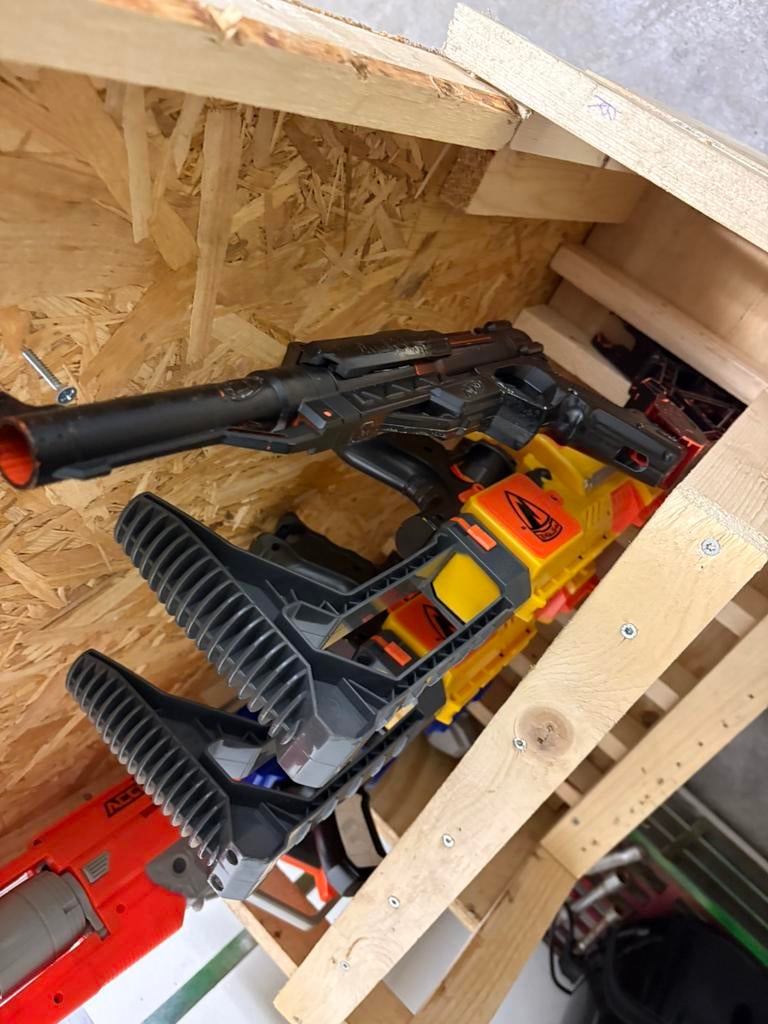 Te koop diverse nerf guns inclusief mooie opbergkast, Ophalen, Zo goed als nieuw, Gelijkstroom, Overige merken
