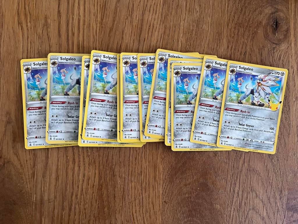 Solgaleo Holo 021/025 Celebrations (prijs per stuk), Ophalen of Verzenden, Zo goed als nieuw, Losse kaart, Foil