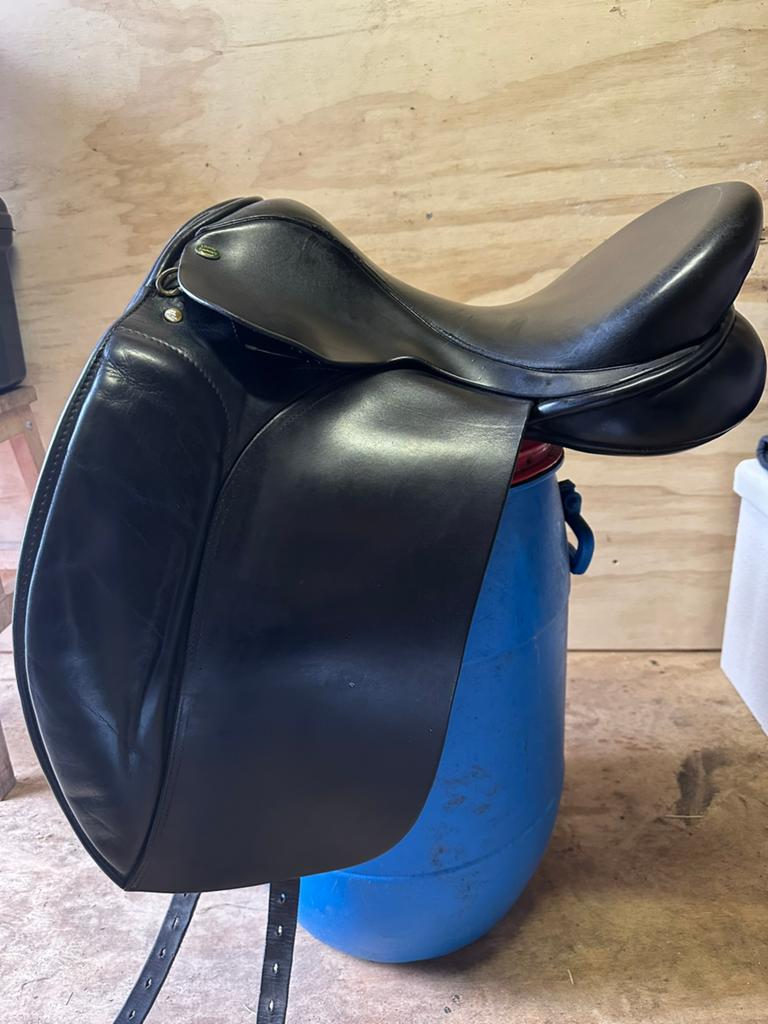 Dressuurzadel 17,5 met m/w boom, Dieren en Toebehoren, Ophalen of Verzenden, Zo goed als nieuw, Dressuur