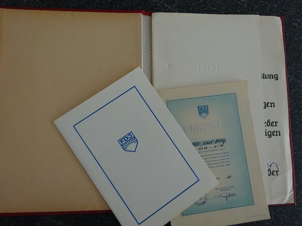 DDR:  FDJ  NVA set oorkondes zelfde persoon, Ophalen of Verzenden, Landmacht, Duitsland, Embleem of Badge