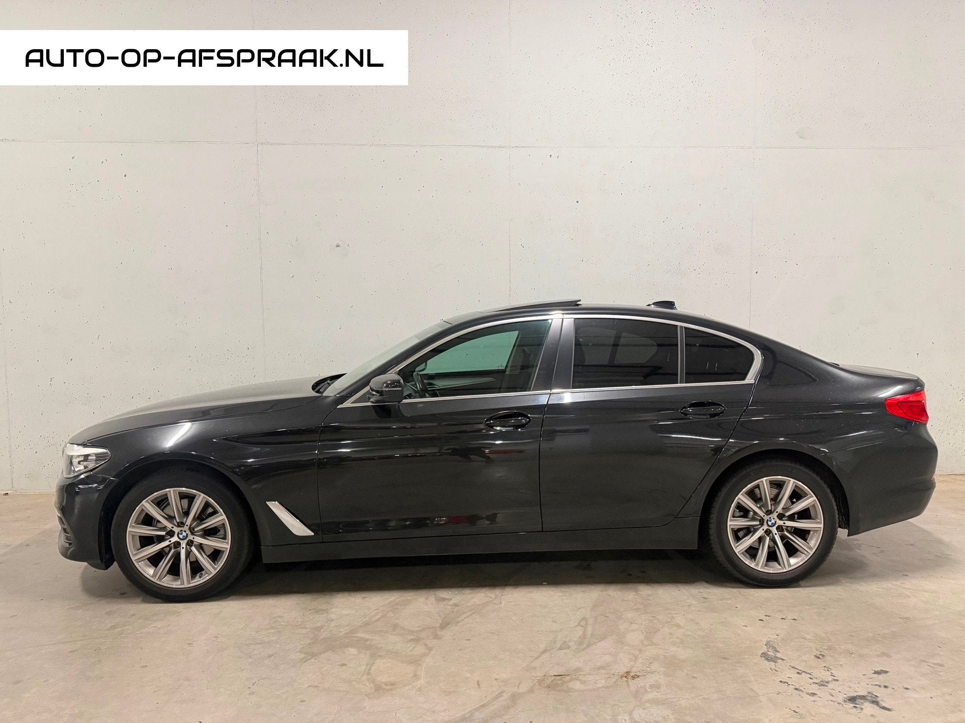 BMW 5-serie 520i Pano Dak Navi Leer Clima Cruise PDC, Automaat, Achterwielaandrijving, Gebruikt, Euro 6