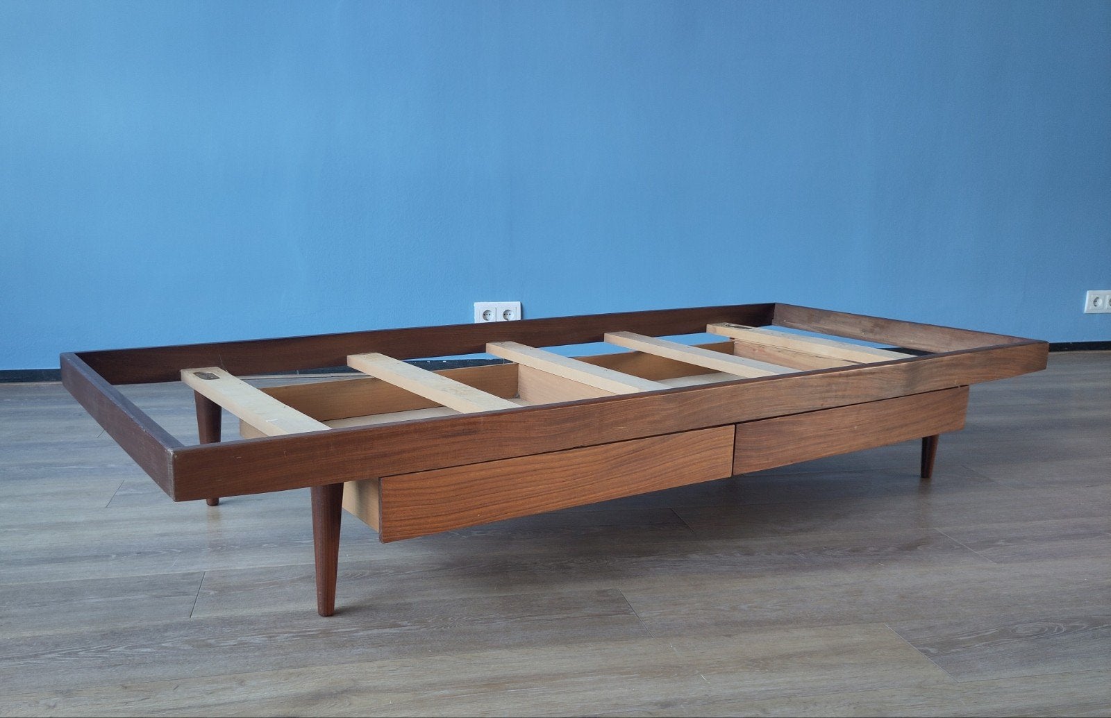 Vintage eenpersoonsbed teak hout day bed met twee lades, Gebruikt, Mid century modern Scandinavisch scandi Zweeds design, Eenpersoons