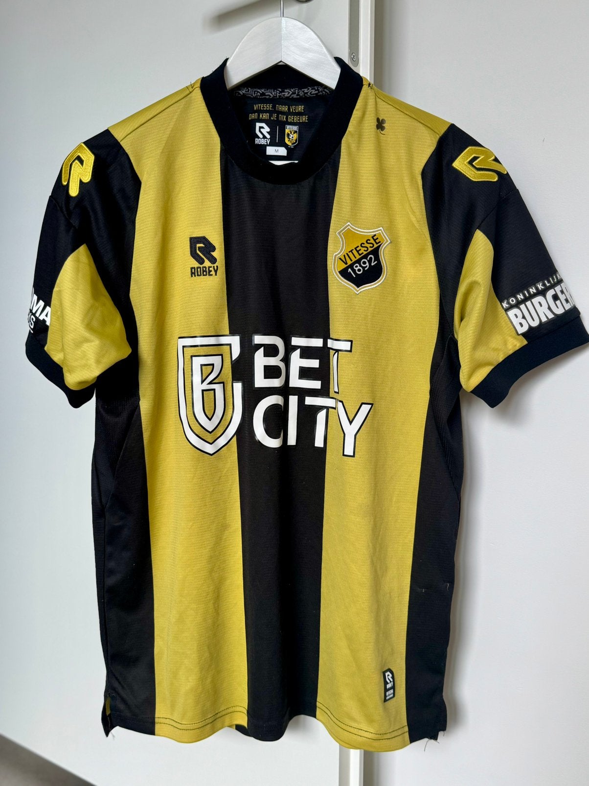 Vitesse Arnhem 2024 / 2025 voetbal shirt maat M, Sport en Fitness, Voetbal, Ophalen of Verzenden, Zo goed als nieuw, Shirt