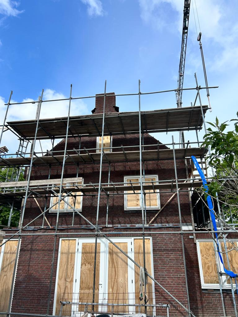 Steiger voor vrijstaande woning inclusief bouwlift., Doe-het-zelf en Verbouw, Steigers, Ophalen, Gebruikt, Gevelsteiger, 5 meter of hoger
