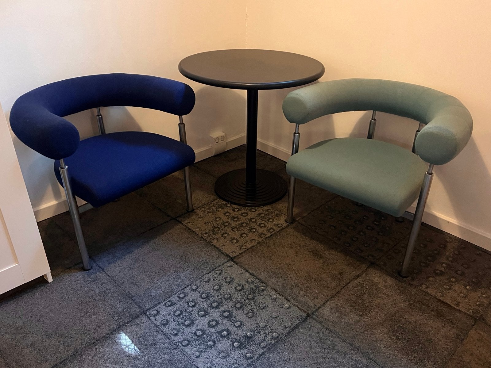 2 Cobra fauteuils met tafel - Scandinavisch design, Ophalen of Verzenden, Gebruikt, Metaal