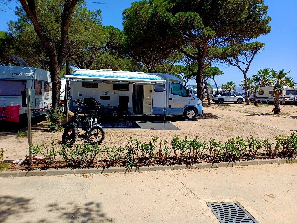 Te koop zeer nette burstner T695 met volledige onderhoud, Caravans en Kamperen, Campers, Particulier, tot en met 4, Half-integraal