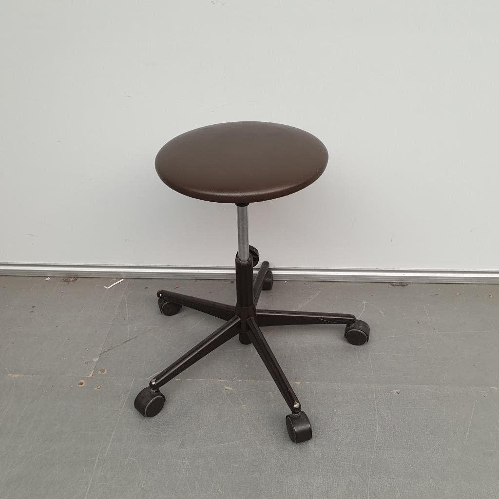 Ahrend verrijdbare kruk  - bruine skai ihv 41-57cm, Ophalen of Verzenden, Gebruikt, Hout