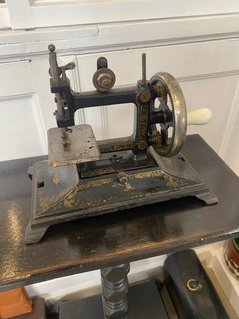 Antieke naaimachine Bremer en Bruckmann met kap en tafeltje, Antiek en Kunst, Ophalen