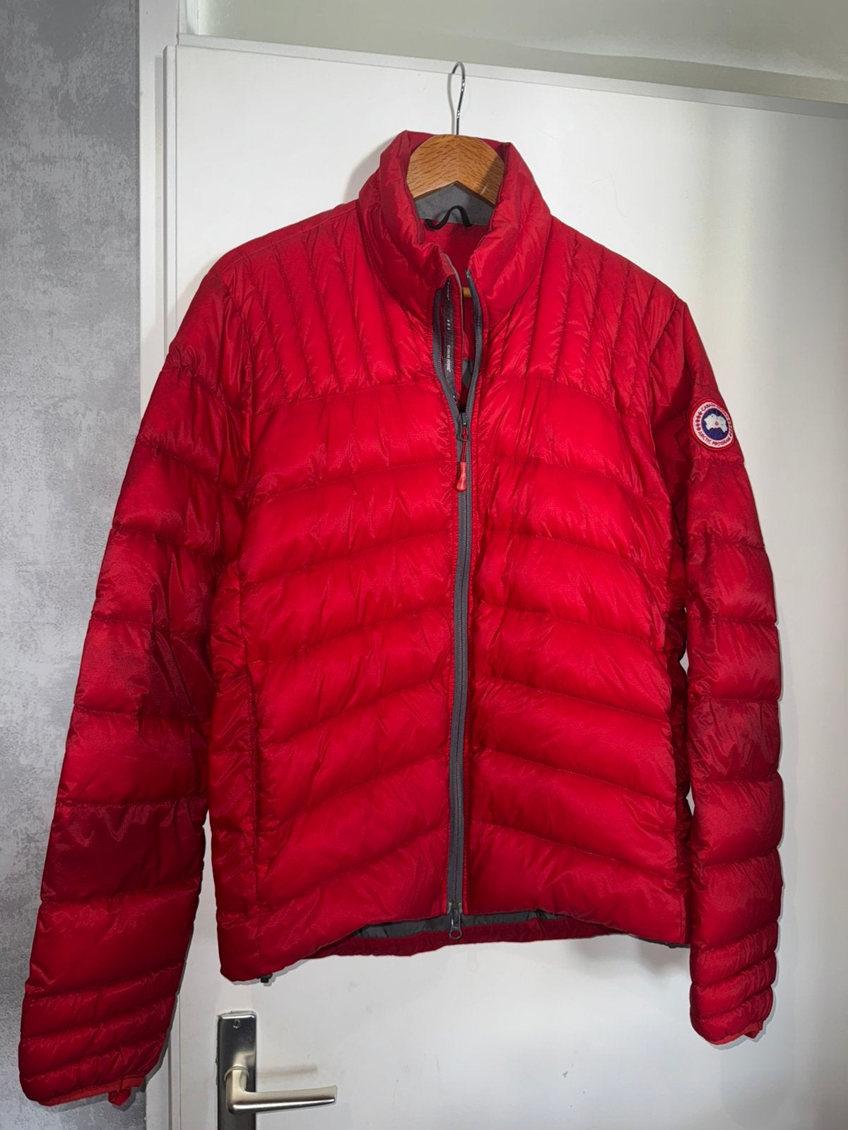 Canada Goose tussenjas maat M ( orgineel ) kleur Rood, Ophalen of Verzenden, Zo goed als nieuw, Maat 48/50 (M), Rood