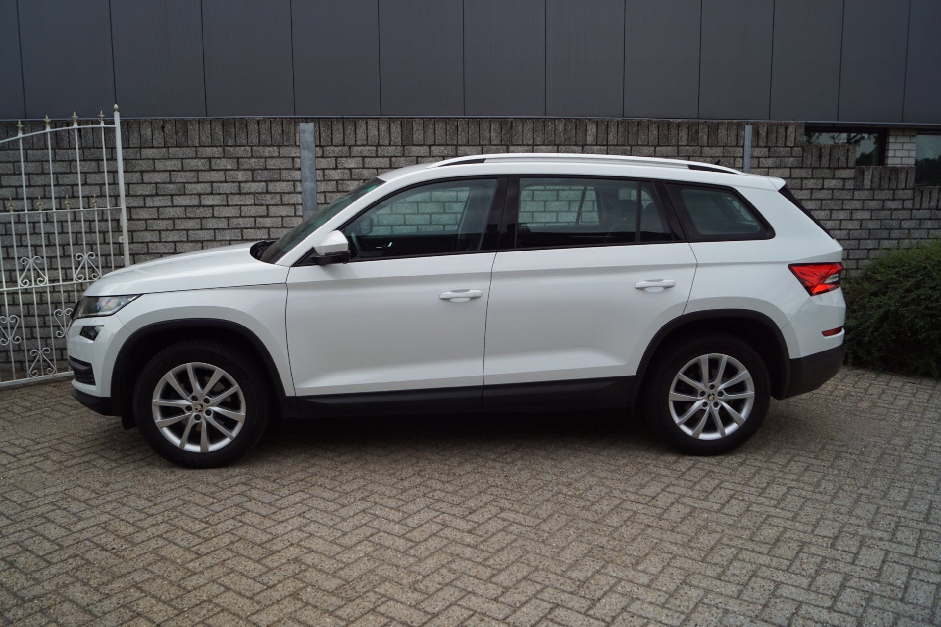 Skoda Kodiaq 1.5 TSI Limited Business Edition Autom Half Led, Auto's, Dealer onderhouden, 4 cilinders, 150 pk, Wit