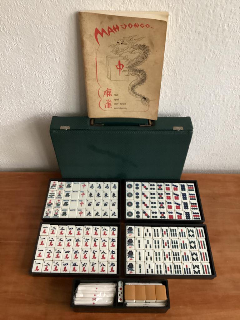 Mahjong in koffer incl. stenen plankjes, Hobby en Vrije tijd, Gezelschapsspellen | Bordspellen, Zo goed als nieuw, Ophalen of Verzenden