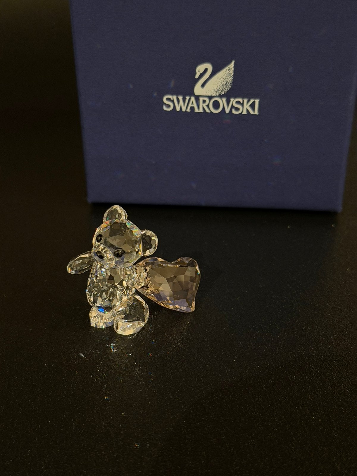 NIEUWSTAAT SWAROVSKI KRIS BEER “MET JOU” BEELDJE, Ophalen of Verzenden, Zo goed als nieuw, Figuurtje