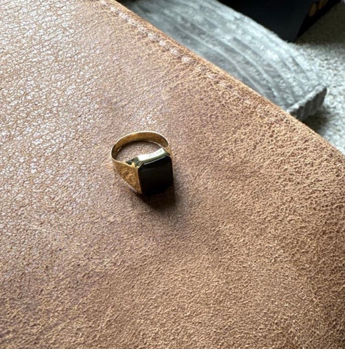 Gouden zegelring 14 karaat met zwarte steen, Sieraden, Tassen en Uiterlijk, Ringen, Ophalen, 18 tot 19, Zo goed als nieuw, Dame of Heer