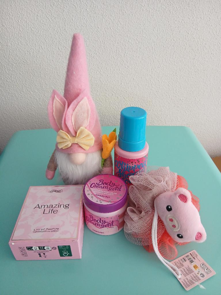 Gift set parfum, bodycream, showerfoam, spons, vilt kabouter, Ophalen of Verzenden, Nieuw, Bad & Douche