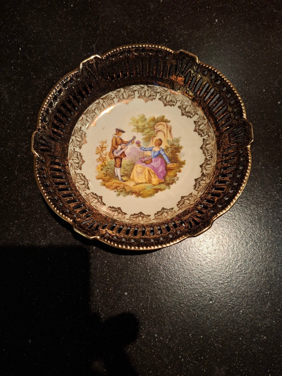 Antieke Porseleinen Fruitschaal met Romantische Scène, Ophalen of Verzenden