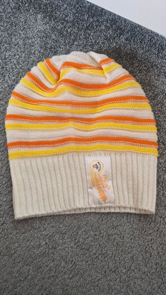 Verzamelen: Beanie muts, Malibu ‘Radio MaliBoomBoom’, Verzamelen, Ophalen of Verzenden, Zo goed als nieuw, Overige typen