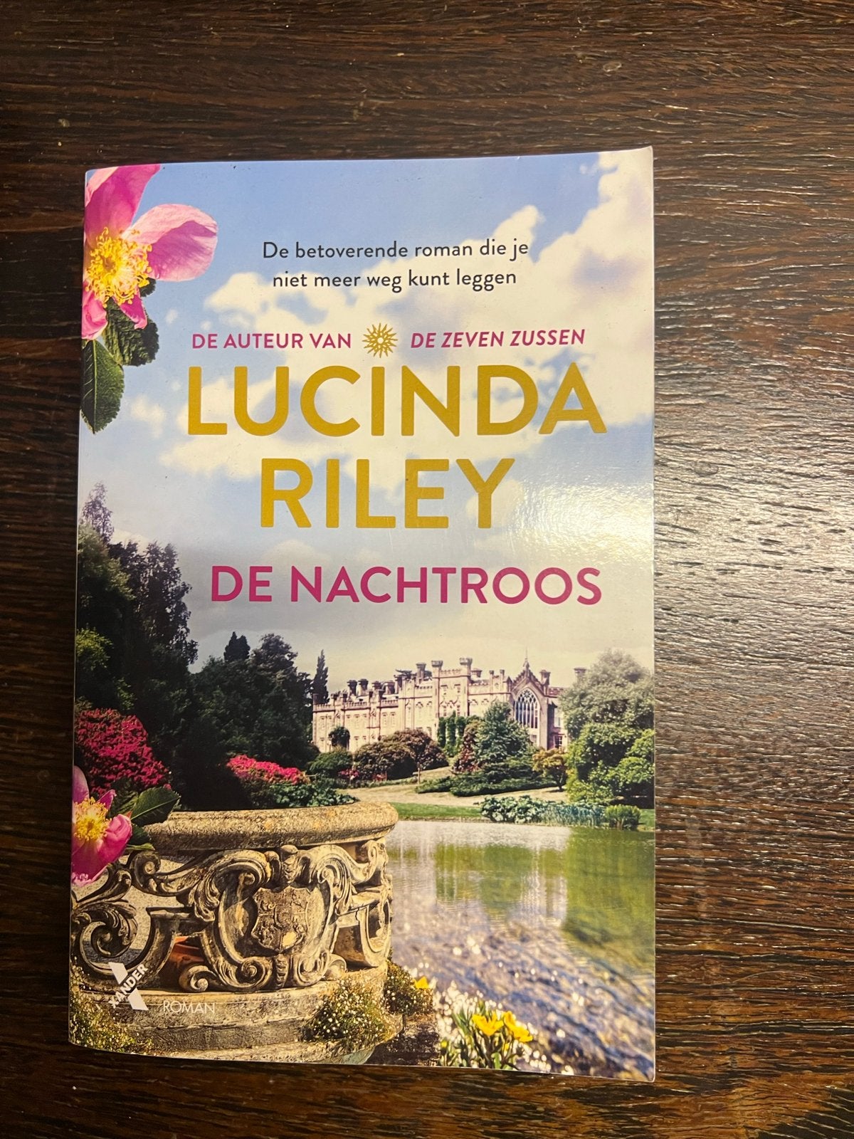 Lucinda Riley - De Nachtroos (Paperback), Boeken, Ophalen of Verzenden, Zo goed als nieuw, Nederland