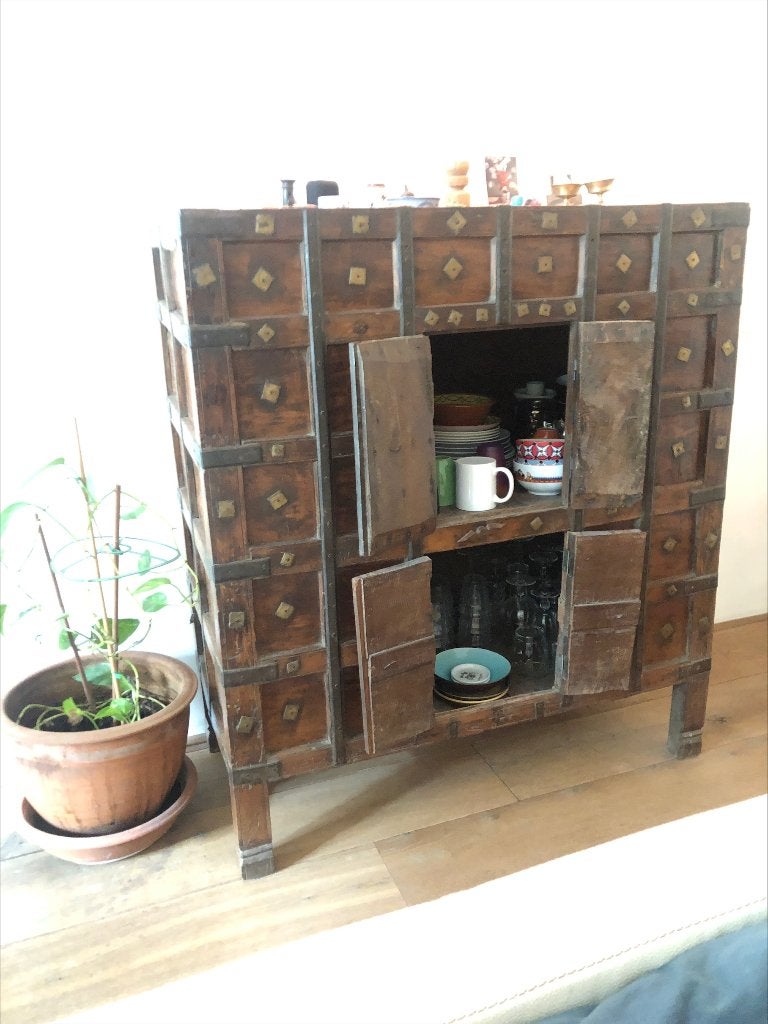 Indiase houten kast met beslag, Ophalen, Gebruikt, 100 tot 150 cm, Indiaas / Oosters