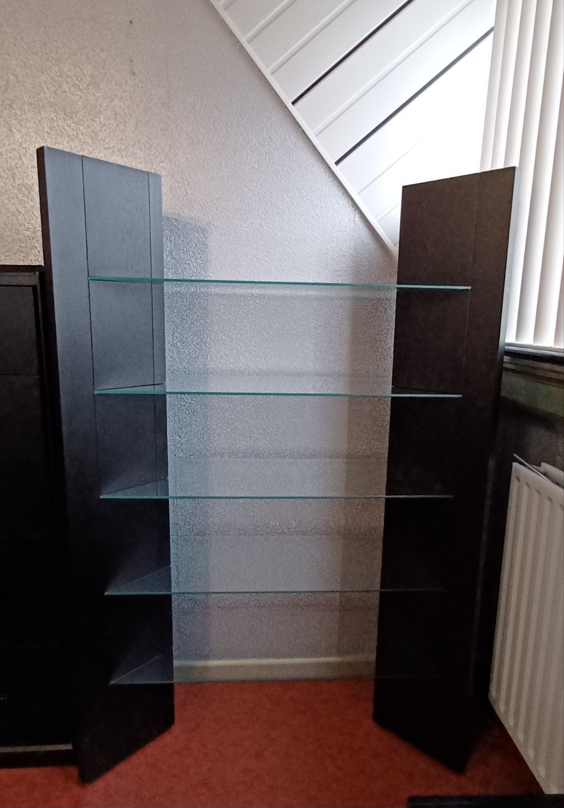 Zwarte Vitrinekast met glazen planken, Ophalen, Met plank(en), Gebruikt, 100 tot 150 cm