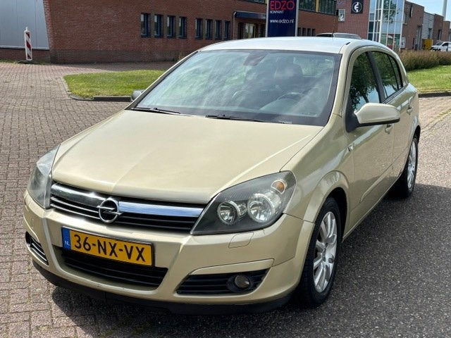Opel Astra 1.6 Cosmo 5-Drs Airco Electric pakket Sportstoele, Voorwielaandrijving, 15 km/l, Gebruikt, Zwart