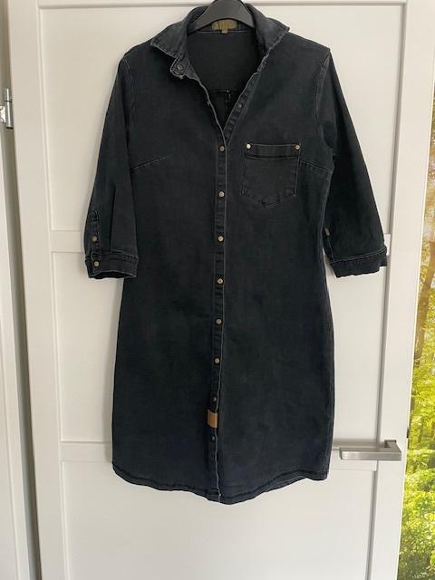 Te koop: zusss spijkerjurk zwart mt m in goede staat!!!, Maat 38/40 (M), Zwart, Nieuw, Ophalen of Verzenden