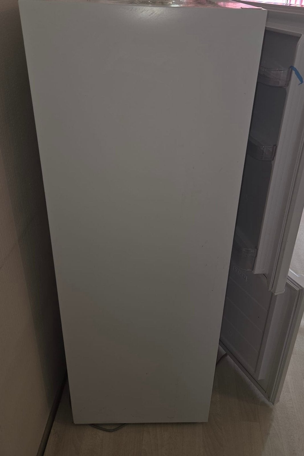 Compacte witte koel-vriescombinatie, z.g.a.n., Ophalen, Met aparte vriezer, Zo goed als nieuw, 140 tot 160 cm