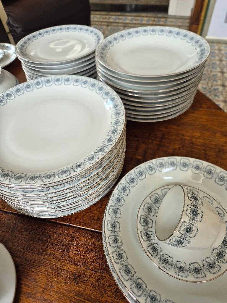 12 pers. Blauwgrijs decor zilveren rand, uitgebreid servies, Ophalen, Zo goed als nieuw, Overige stijlen, Porselein