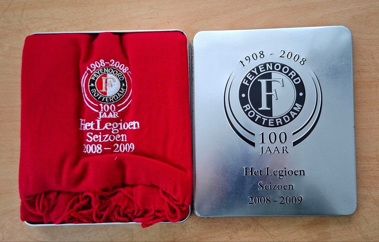 Feyenoord 100 Jaar Sjaal in originele blik, Ophalen of Verzenden, Zo goed als nieuw, Feyenoord, Vaantje of Sjaal