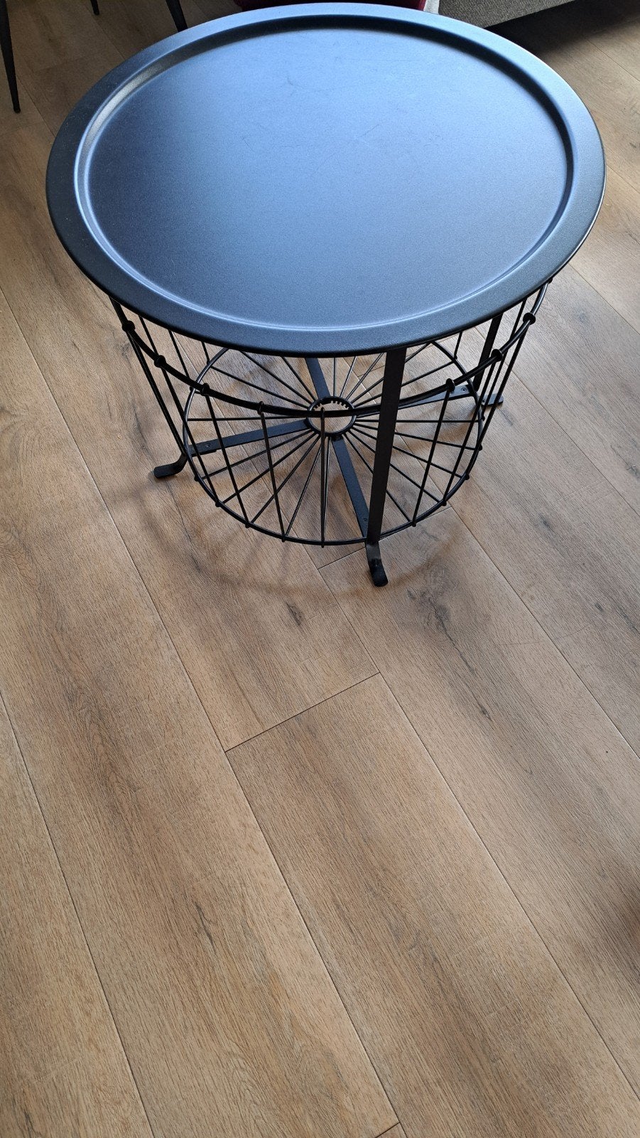 Zwart metalen bijzettafel Ikea met rond blad, Minder dan 55 cm, Gebruikt, Modern, Industrieel, Metaal of Aluminium