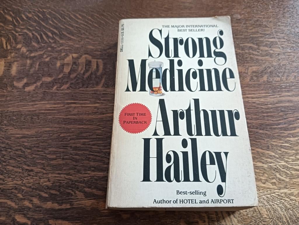 Boek Arthur Hailey Strong Medicine, Ophalen of Verzenden, Gelezen, Arthur Hailey, Fictie