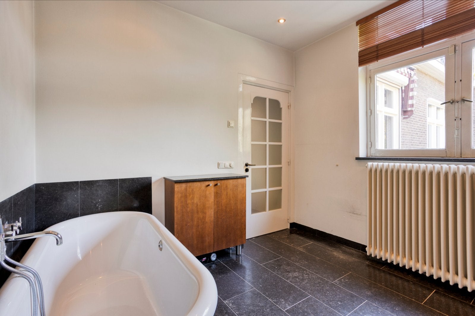 Klassiek ligbad op pootjes met vola kraan, Ophalen, Gebruikt, Chroom, Bad