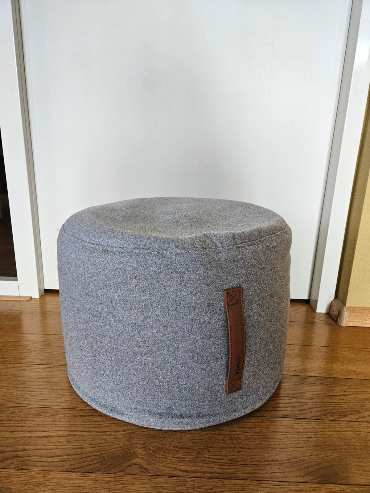 Coninx Home Poef - Grijs met Leren Handvat, Ophalen, Minder dan 50 cm, Modern, Scandinavisch, Rond