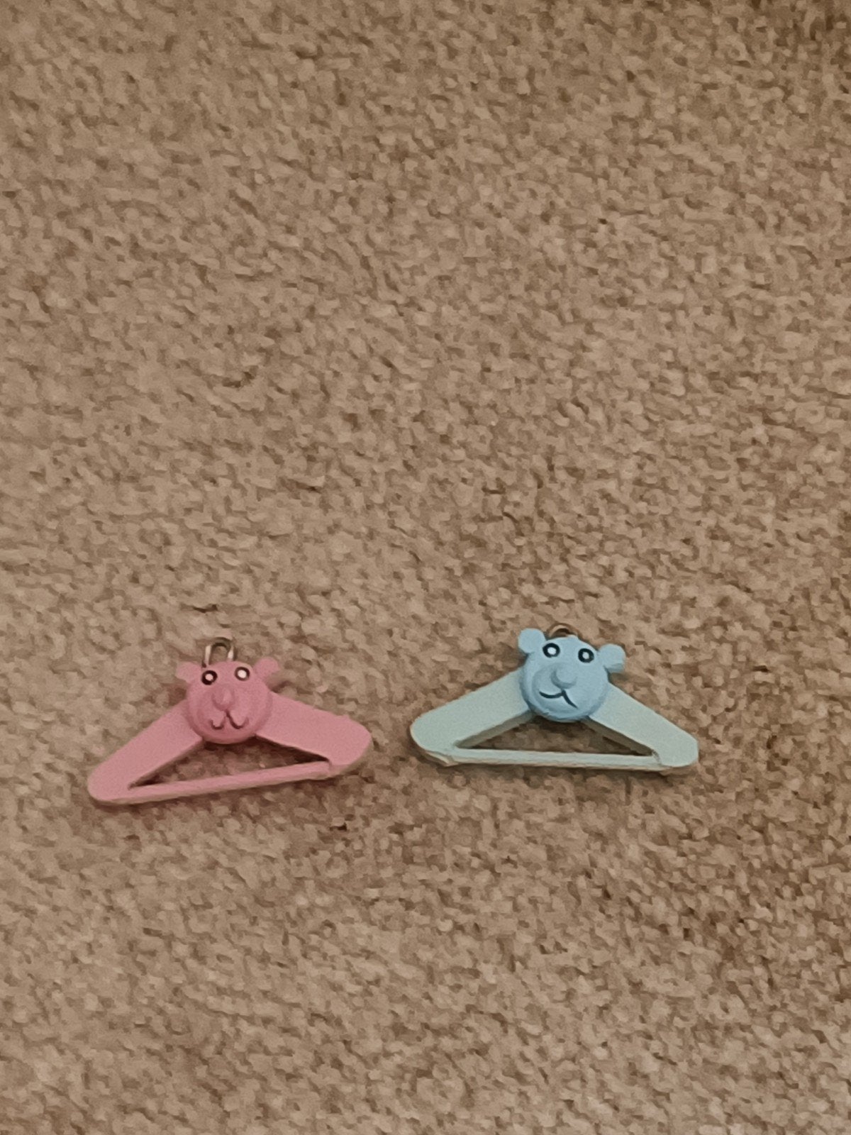 Twee  houten kleerhangertjes poppenhuis, Ophalen of Verzenden, Gebruikt, Poppenhuis