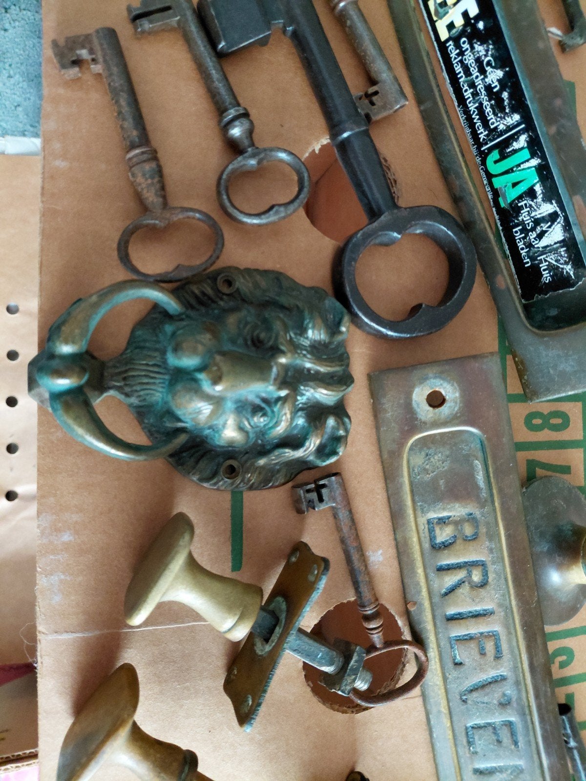 Oud deur beslag en diverse sleutels, Ophalen, Gebruikt, Koper of Messing, Klink of Kruk